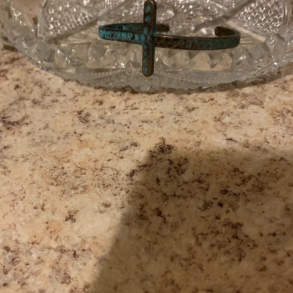 NWT 🌹Rustic jewelry design.. This piece is a turquoise Cross cuff style bracelet - Picture 4 of 15